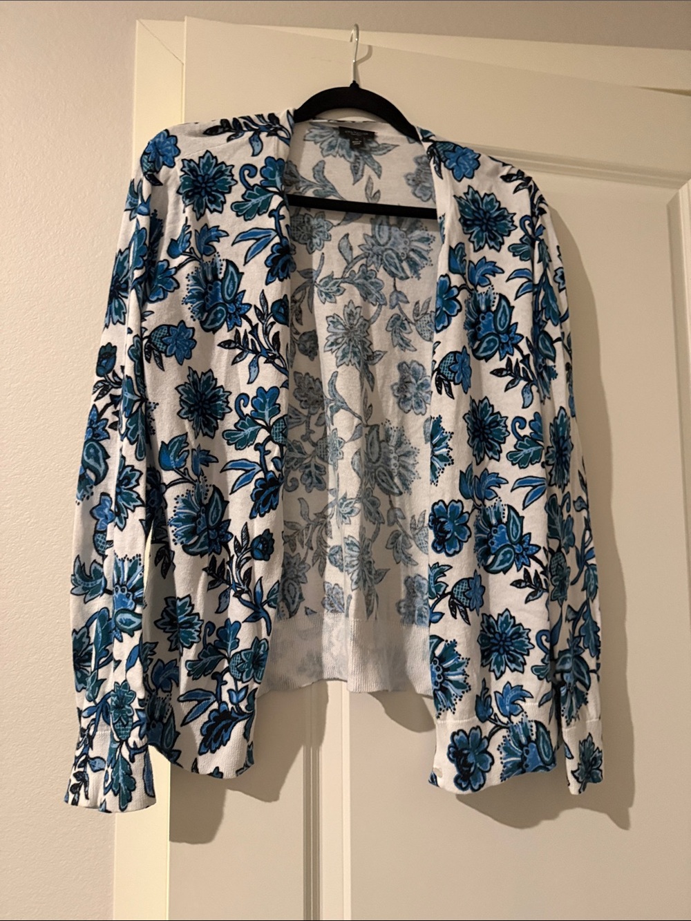 Floral button Cardigan - Blue Floral on White